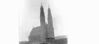 En kyrka med två höga torn på ett berg utan växtlighet omkring