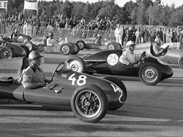 Bilar på startlinjen vid tävling i Skarpnäck