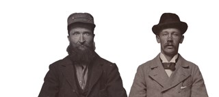 Frans Pettersson och Lars Johansson, klädda i kavajer och hattar, tittar rakt in i kameran