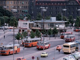 Norra Bantorget på 1970-talet, bussar runt Rotundan med Vinterpalatset i bakgrunden.