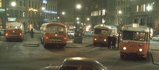 Bussar vid Brunkebergstorg, nattid.