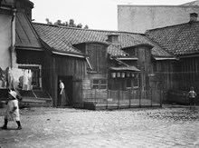 Gårdssidan av Lundagatan 5 och 7. Husen ägdes av Münchens bryggeri AB. Nuvarande platsen är mellan Gamla Lundagatan 1 och Bysistäppan, kv. Leporiden