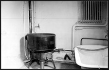 Inredning i tvättstuga kombinerad med badrum på Beckombergavägen 128 i Ängby småstugeområde