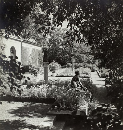 Fotografiet föreställer Galleriterrassen på Prins Eugens Waldemarsudde år 1945.