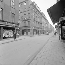 Drottninggatan norrut från kv. Björnen. T.v. hörnet av Herkulesgatan 18 och Drottninggatan 23, kv. Elefanten
