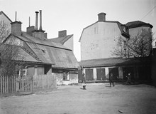 Några barn på gården vid Lilla Västra Kvarngränd 4. Husen ägdes av Bolinders AB. Motsvarar nu Kungsklippan 20, kv. Diamanten