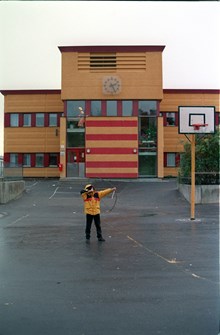Ung bågskytt vid Gullingeskolan, Tensta