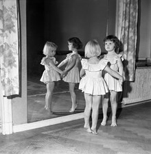 Kommendörsgatan 12. Två 3-åriga flickor dansar balett