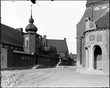 Engelbrektskyrkan med pastorsbostället till vänster, från Östermalmsgatan