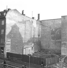Klarabergsgatan 23, efter rivning. T.v. Klarabergsgatan 21