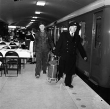 T-banestation Centralen. Förberedelser inför invigningsfesten. Montör S. Jansson och tillsyningsman E. Häll bär på en pytsspruta. 1957-11-24  invigs sammanbindningen av tunnelbanan, Slussen-Hötorget