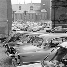 Parkerade bilar vid Birger Jarls Torg. I bakgrunden Riddarholmskyrkan