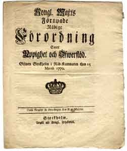Ett gulnat papper, första sidan av förordningen, med text i frakturstil och ett emblem i form av en kungakrona. Texter återger förordningens namn, samt Stockholm som tryckort.