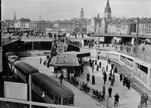 Tunnelbanestation vid Slussen år 1934, med Södermalmstorg och Gamla Stan  i bakgrunden.