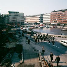 Vaktparaden i rondellen vid Sergels Torg. Vy från Malmskillnadsgatan mot Klarabergsgatan