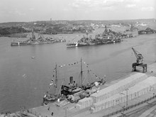 Stadsgårdshamnen. Svenska kustflottans besök i Stockholm, juni 1945. Vid kajen ligger flottans ubåtsbärgningsfartyg Belos.