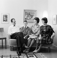 Familjeporträtt i vardagsrumssoffan, taget med självutlösare. Fr.v. Herbert Lindgren, Mats Lindgren, Maud Lindgren och Ingvor Lindgren