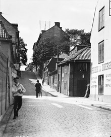 Lutternsgatan 8-14 på höger sida från korsningen av Norrlandsgatan västerut. Lutternsgatan från Stureplan till Sveavägen urschaktades genom Brunkebergsåsen 1905-1911 och fick namnet Kungsgatan