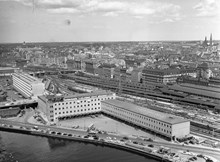 Utsikt från Stadshustornet mot Norrmalm. Klara Strand och Bangårdspostkontoret i förgrunden, t.h. Centralstationen