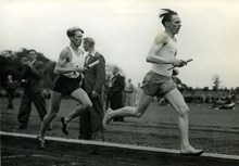 Gunder Hägg leder på 4x1500 meter i Västerås, 1942