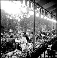 Restaurang  Berns kaféveranda en junikväll 1943