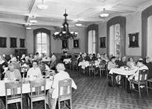Borgerskapets änkehus, Norrtullsgatan 45, Interiör från den gemensamma matsalen där kvinnor sitter och äter.