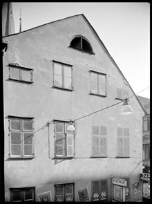 Klarabergsgatan 35. Fasadens övre del, mot Klarabergsgatan