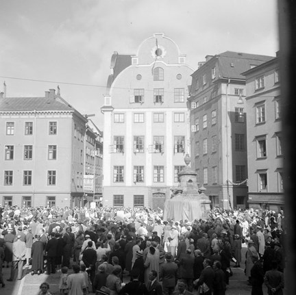 En stor folksamling vid Brunkebergspumpen, som delvis är övertäckt.