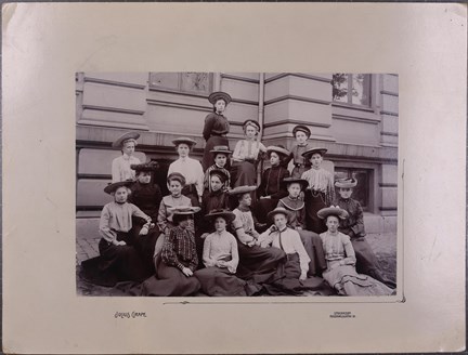 Svartvitt klassfotografi på flickor från Wallinska skolan