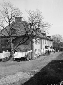 Gårdssidan vid Södermannagatan 27. Byggnaderna tillhörde malmgården Lilla Blecktornet. Ungefär vid nuv. Södermannagatan 53