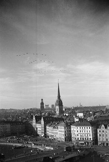 Vy över Gamla Stan från söder i riktning mot Kornhamnstorg/Tyska kyrkans torn. Flygparad över staden som avslutning på den stora krigsövningen 1944