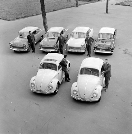 Fyra Opel sida vid sida, två Vokswagen framför.