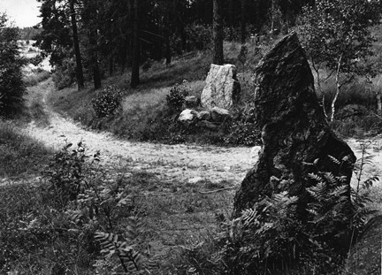 Runsten och rest sten vid en grusväg mellan Akalla by och Husby gård