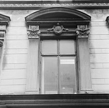 Herkulesgatan 24 innan rivning. Fönsterutsmyckningar på våning 1 tr, mittaxeln ovanför portgången
