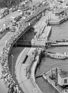 Folksamling på Skeppsbron och Saltsjörampen vid Franska Bukten med anledning av engelska hangarkryssaren Indomitables besök i Stockholm