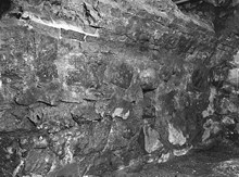 Storkyrkobrinken. Arkeologisk undersökning.  Anläggning 5. Stenhus, västra väggen