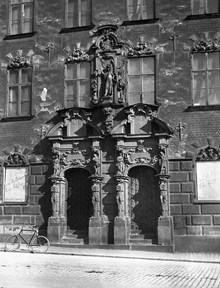 Portalen vid Munkbron 11, Petersenska huset. En cykel står lutad mot trottoaren