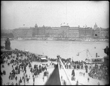 Skeppsbron sedd från Slottsbacken med anledning av Kejsar Vilhelm II:s besök i Stockholm. I bakgrunden Grand Hotel på Blasieholmen