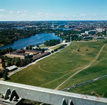 Utsikt från Kaknästornet över södra Ladugårdsgärdet in mot stan. Närmast Sjöhistoriska och Tekniska museet