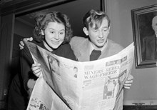 Gun Hägglund och Gunnar Hörstadius läser Daily Mail på Publicistklubben i Rosenbad