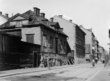 Maria Högbergsgata österut från Timmermansgatan. T.v. Maria Högbergsgata 60 A och 58 B. Trähuset revs 1903. Nuvarande Högbergsgatan 66-62