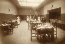 Tredjeklassmatsal i restaurang Pilen, med personal i bakgrunden