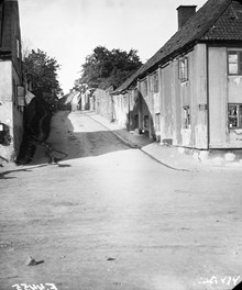 Duvnäsgatan mot NO från Värmdögatan (nuv. Malmgårdsvägen). Duvnäsgatan bytte namn 1926 och blev Ljusterögatan. Nuvarande kv. Pumpan