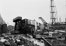 Söder Mälarstrand nedanför Södergatan. Byggarbetsplats för brobygget av den nya järnvägsbron (Södra Järnvägsbron) där en grävskopa vält och dödat en arbetare