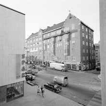 Klarabergsgatan 56 vid hörnet av Klara Norra Kyrkogata. Dåvarande kv. Svanen, nu kv. Orgelpipan
