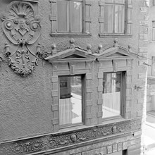 Herkulesgatan 18 vid hörnet av Drottninggatan. Detaljer på södra gaveln. Initialer för Knut Ljungberg innehavare av Apoteket Morianen vid ombyggnad på 1880-talet