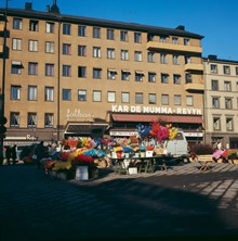 Påskrisförsäljning framför revyteatern Folkan på Östermalmstorg