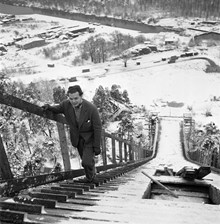 Nya Hammarbybacken. En man går uppför trappan till hoppbacken. Backen ska lagas och förbereds inför SM i backhoppning, 27-31 januari 1951