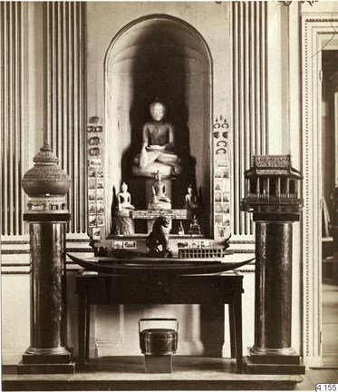 Svartvitt fotografi som visar föremål från Indien, Burma och Thailand i Arvfurstens palats