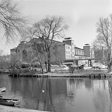 Centralsaluhallen, från sydväst, i hörnet av Klara Strand och Kungsgatan. Nuv. Kungsbron 23, kv. Blekholmen